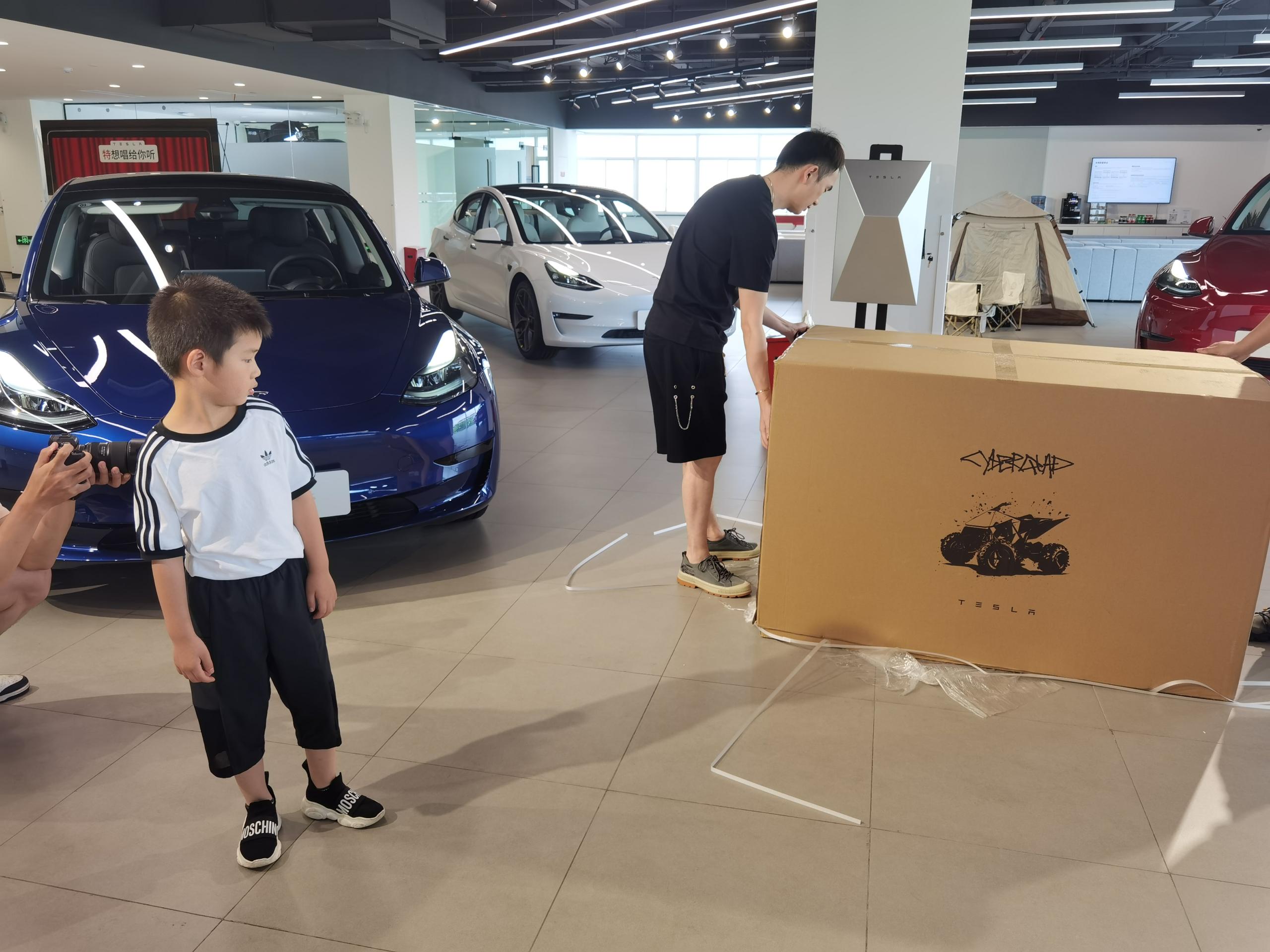 ​特斯拉“宠娃车”首批实车到货，由浙江金华飞神车业生产